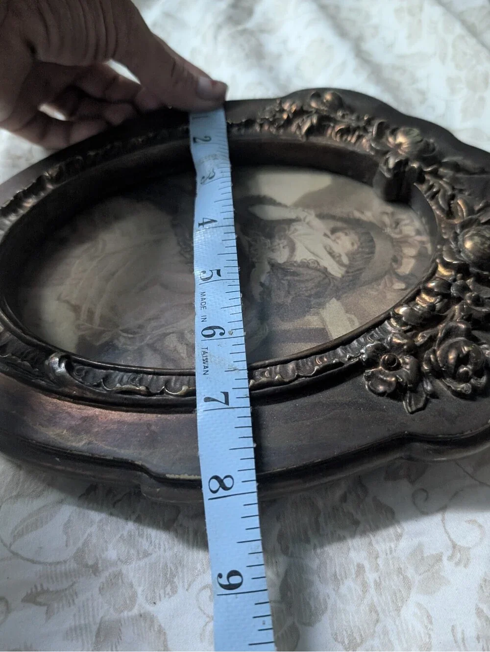 Vintage Ornate Oval Picture Frame with Floral Detailing